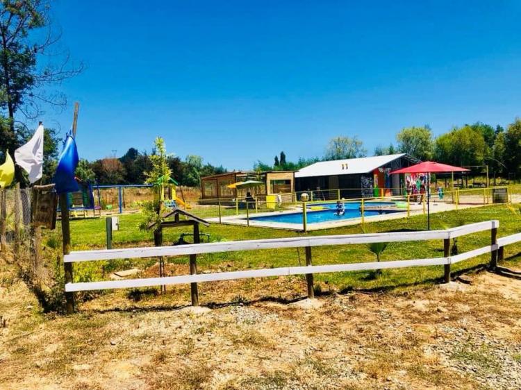 Centro turístico y camping Los Aromos de Achibueno en Linares, Maule